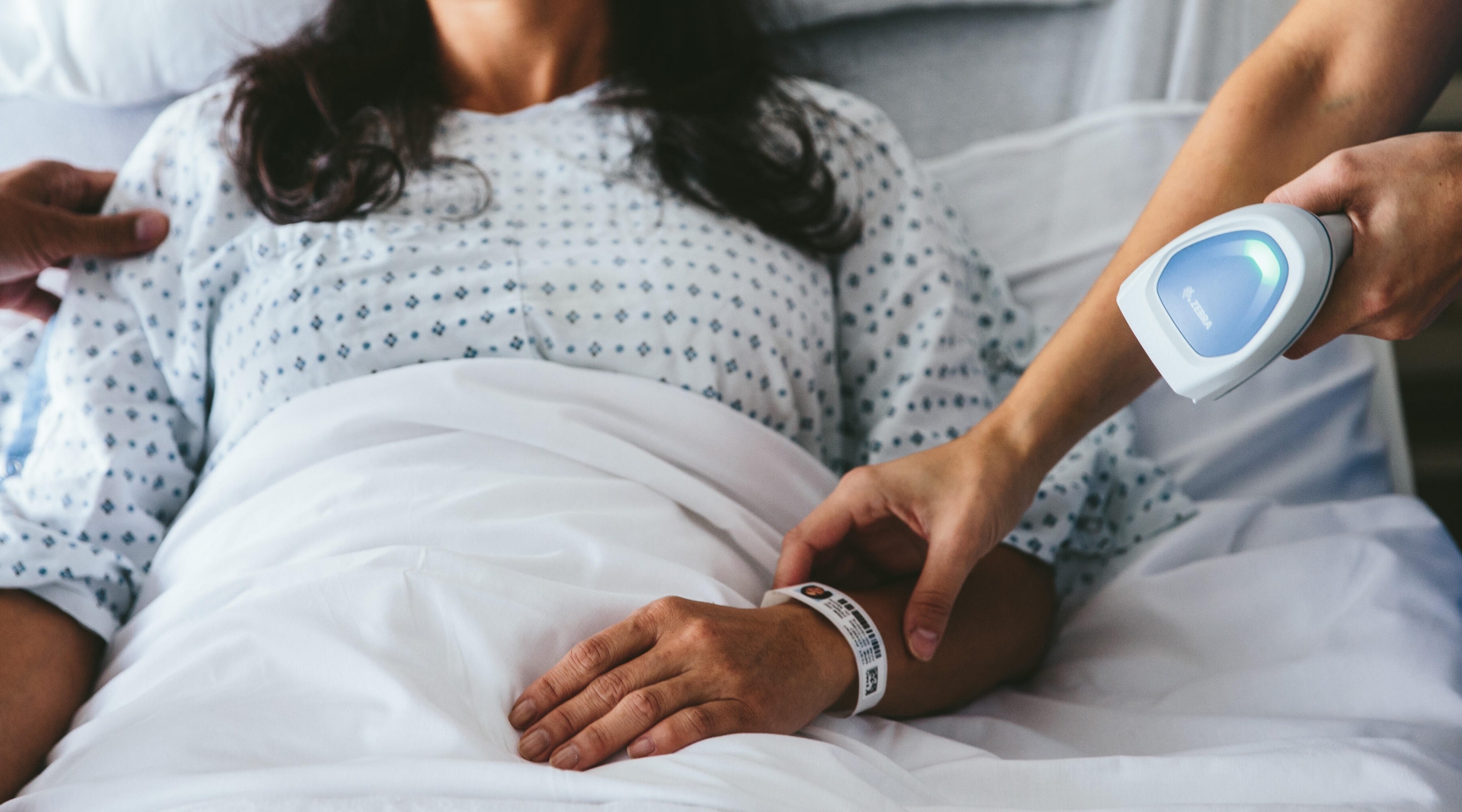 PDA escaneando una pulsera de una paciente